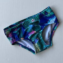 Load image into Gallery viewer, Size 3 swimming briefs
