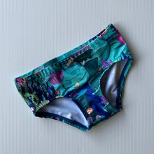 Load image into Gallery viewer, Size 4 swimming briefs
